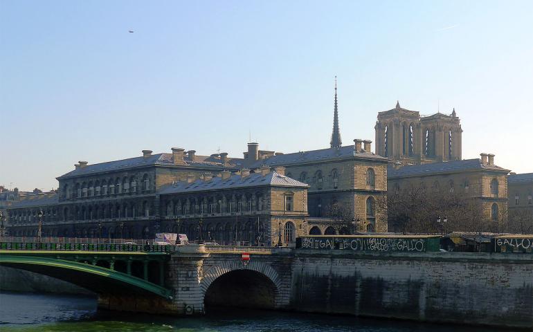L'Hôtel-Dieu de Paris, vue de la rive droite.